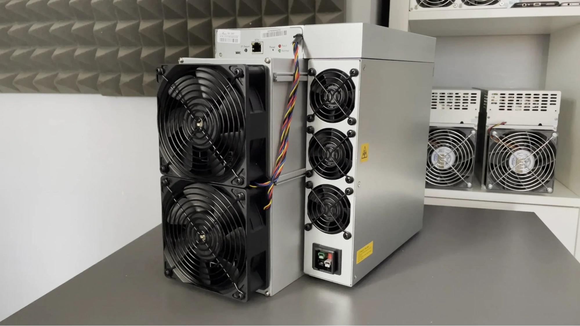 Современный ASIC-майнер с системой воздушного охлаждения